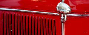 LATERAL DE CARRO ANTIGO VERMELHO