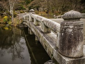 PONTE JAPONESA SOBRE O LAGO