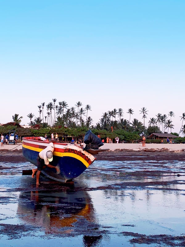 BARCO À BEIRA-MAR