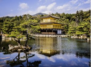 PAVILHÃO DOURADO E O LAGO