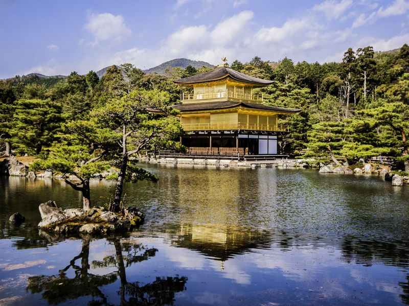 PAVILHÃO DOURADO E O LAGO