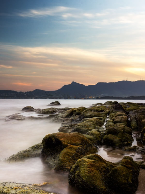 O POR DO SOL NAS PEDRAS DA ILHA