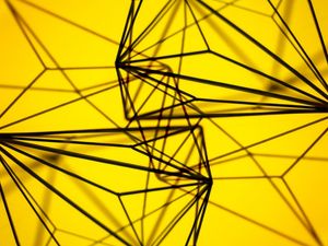 ARAME PRETO E FUNDO AMARELO