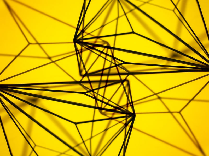 ARAME PRETO E FUNDO AMARELO