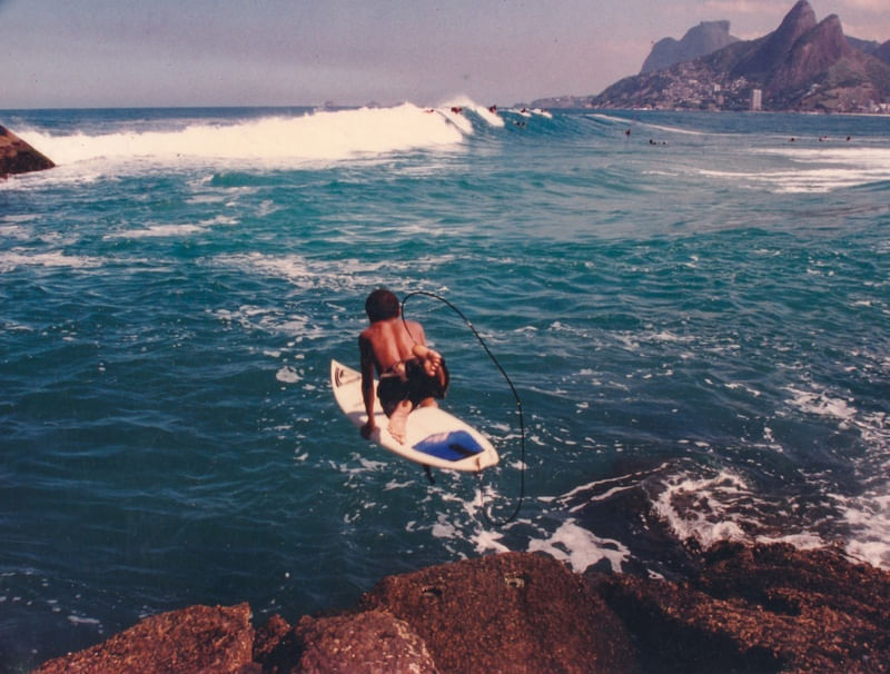 SURFISTA NA PEDRA DO ARPOADOR