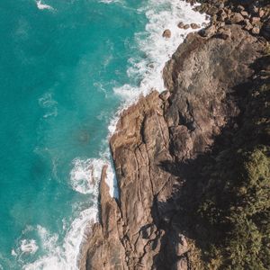 ÁGUA MOLE EM PEDRA DURA TANTO BATE...