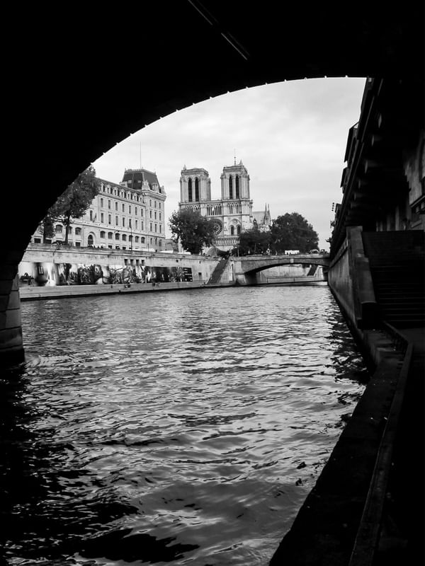 NOTRE DAME EM PARIS VISTA DE LONGE