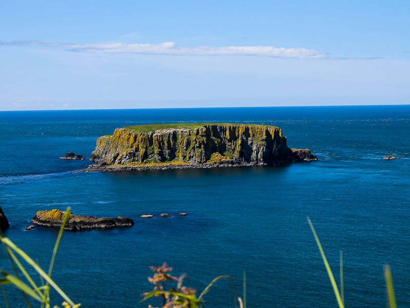 ILHA NO MEIO DO MAR NA IRLANDA DO NORTE