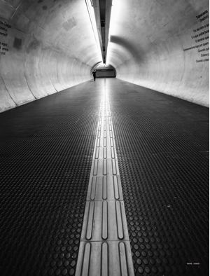 TÚNEL COM UMA PESSOA