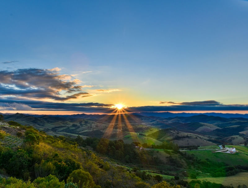 PÔR DO SOL NAS MONTANHAS DE CUNHA
