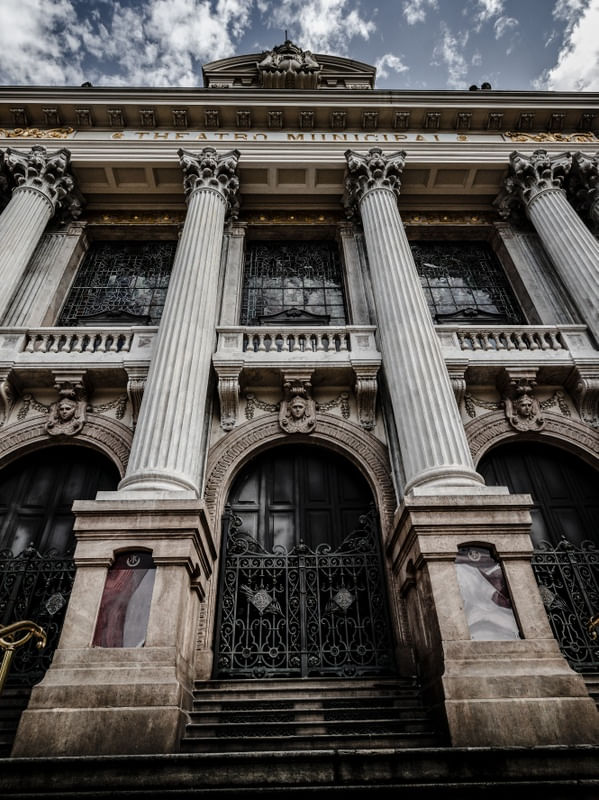 OS PORTÕES DO TEATRO MUNICIPAL