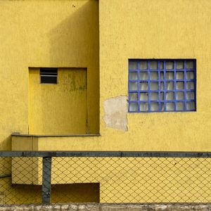 CASA AMARELA, JANELA AZUL - QUADRADA