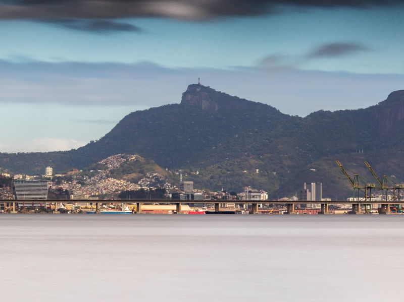 ENTRE FAVELAS E PLATAFORMAS