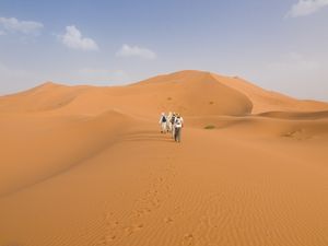 CAMINHANDO PELO DESERTO DO SAARA
