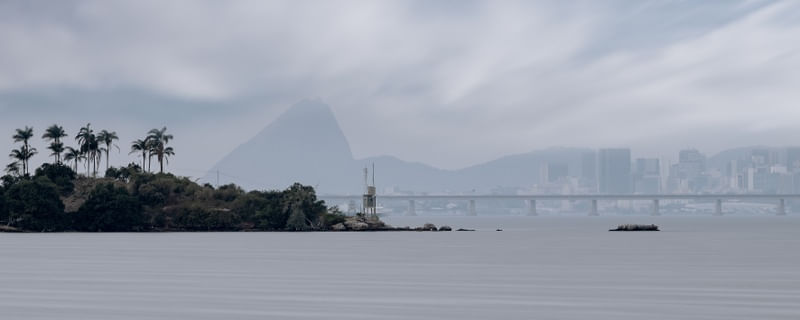 UM AZUL QUASE BRANCO