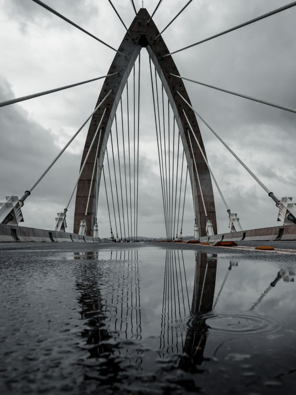 REFLEXOS NA PONTE