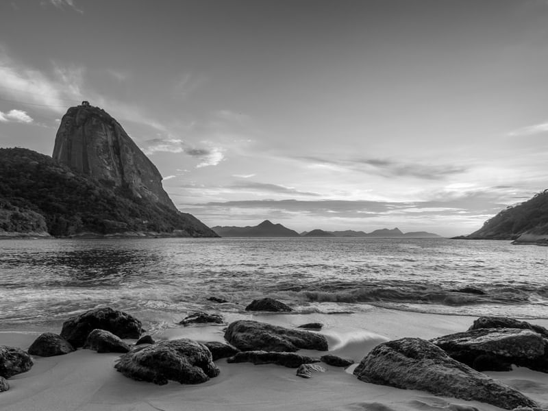 PRAIA VERMELHA NO AMANHECER NIGRI