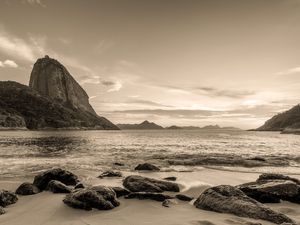 PRAIA VERMELHA NO AMANHECER SÉPIA