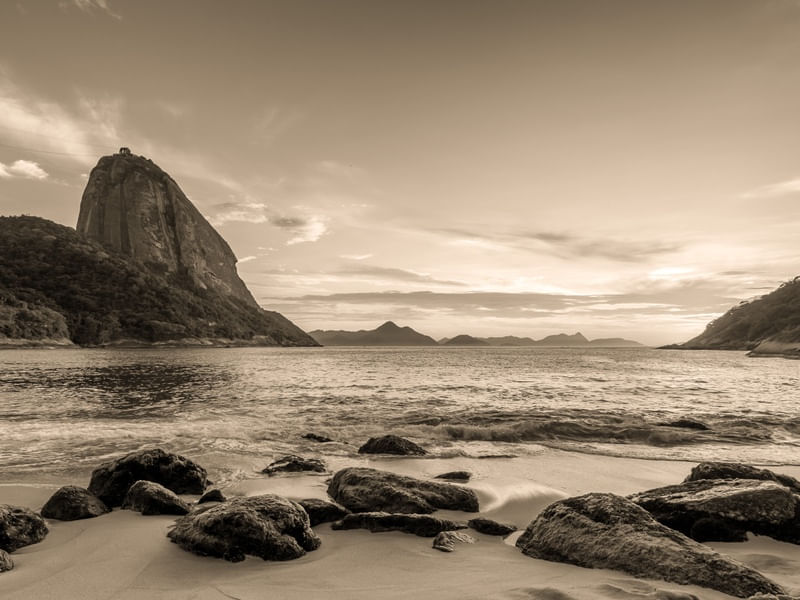 PRAIA VERMELHA NO AMANHECER SÉPIA