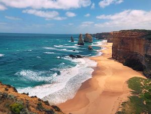 PRAIA COM ROCHA NA OCEANIA