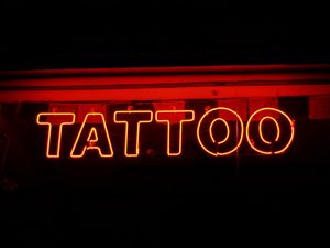 LETREIRO TATTOO NEON