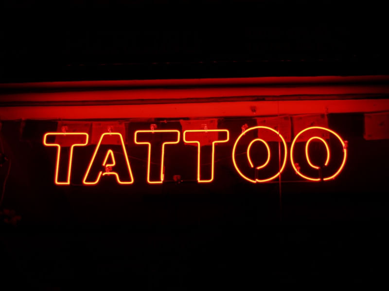 LETREIRO TATTOO NEON
