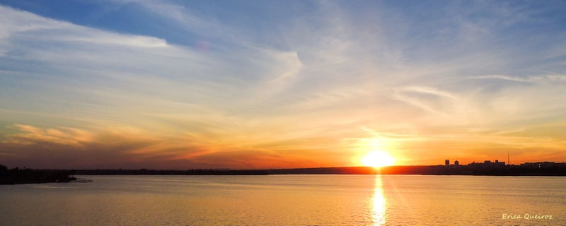 PÔR DO SOL NO LAGO