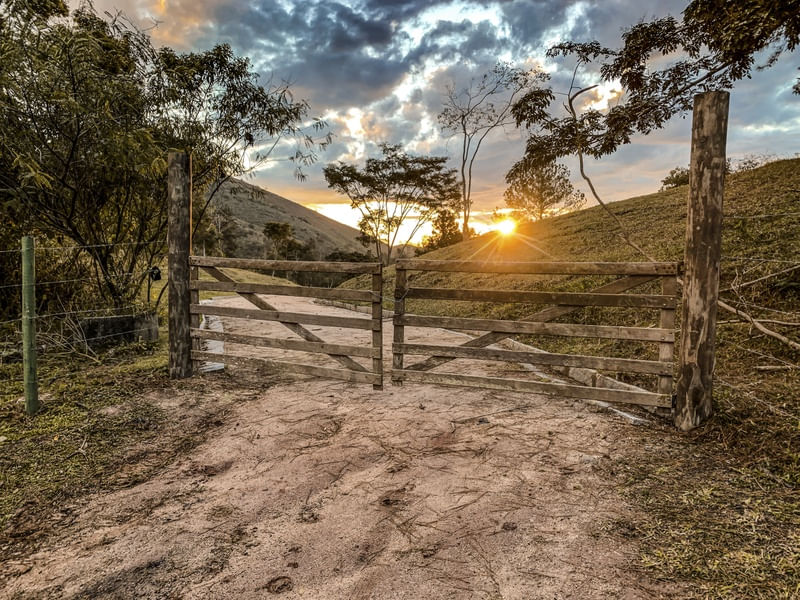 PÔR DO SOL NO CURRAL