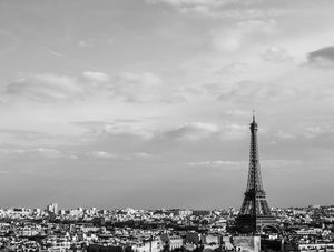UMA TORRE EM PARIS