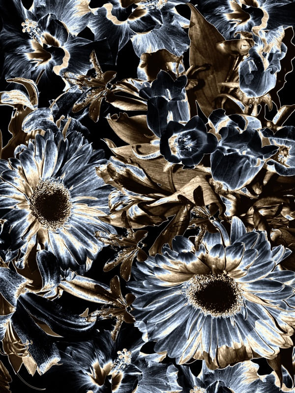 FLORES E FOLHAS PELO CHÃO