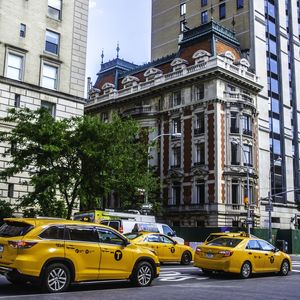 OS TAXIS E O CASARÃO