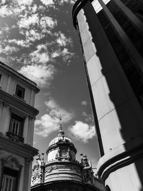 PRÉDIOS E SOMBRAS