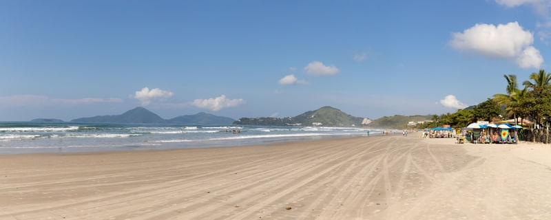 SENTADO NA AREIA