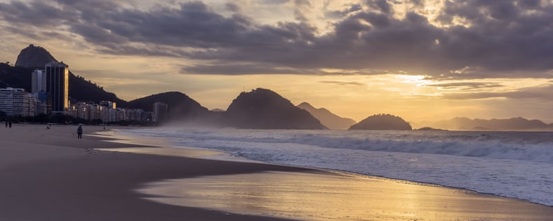 AMANHECER NA PRAIA DO LEME