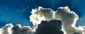 NUVENS EM CÉU AZUL