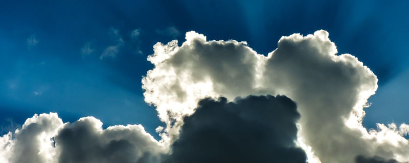 NUVENS EM CÉU AZUL