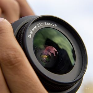 LENTE NA MÃO EM CLOSE UP