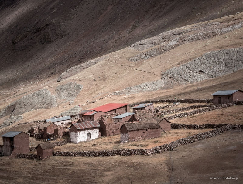 PEQUENO VILAREJO NA MONTANHA, EM CUSCO, PERU.