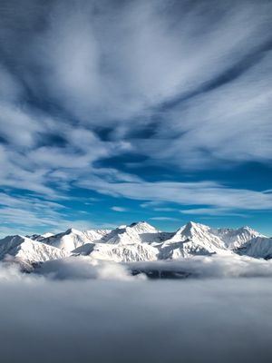MONTANHA AZUL E NUVENS