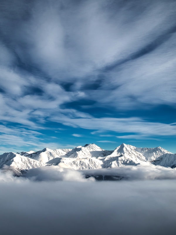 MONTANHA AZUL E NUVENS