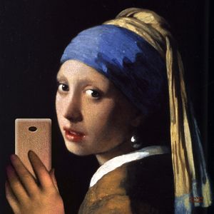 MOÇA COM CELULAR DE PÉROLAS - QUADRADA