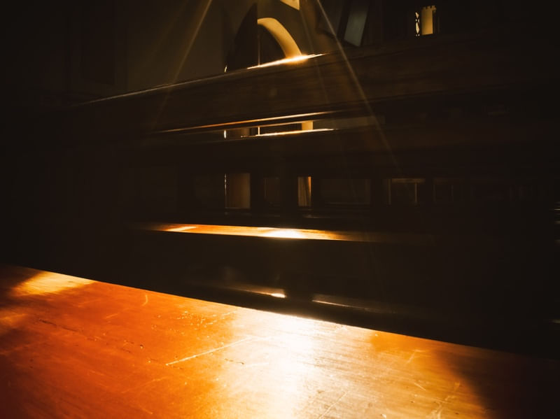 LUZ SOBRE BANCO