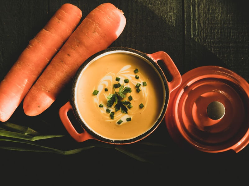 SOPA DE CENOURA NA CAÇAROLA DE FERRO LARANJA - MODO PAISAGEM