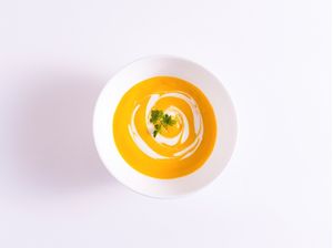 SOPA DE CENOURA NO BOWL BRANCO