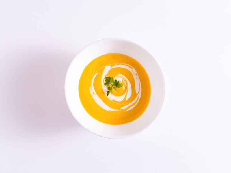 SOPA DE CENOURA NO BOWL BRANCO