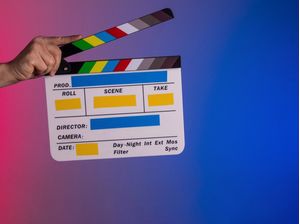 CLAQUETE DE CINEMA SOBRE FUNDO NEON