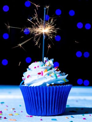 FELIZ ANIVERSÁRIO COM CUPCAKE COLORIDO
