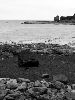 PAISAGEM DE PEDRA E MAR IRLANDA DO NORTE