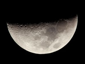 LUA CRESCENTE EM DETALHE