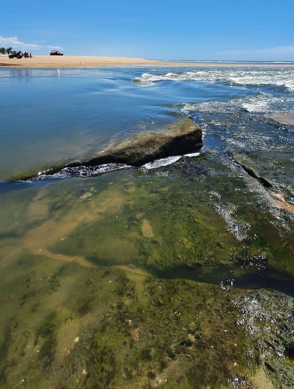 ÁGUA SOBRE PEDRAS